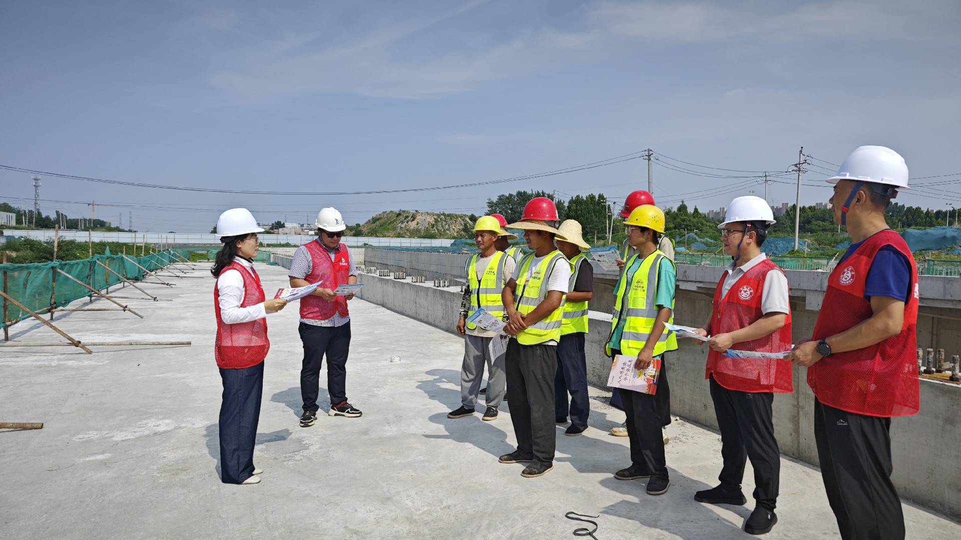 禁毒宣傳進工地 共筑全民禁毒防線 | 東龍市政開展禁毒宣傳進工地活動