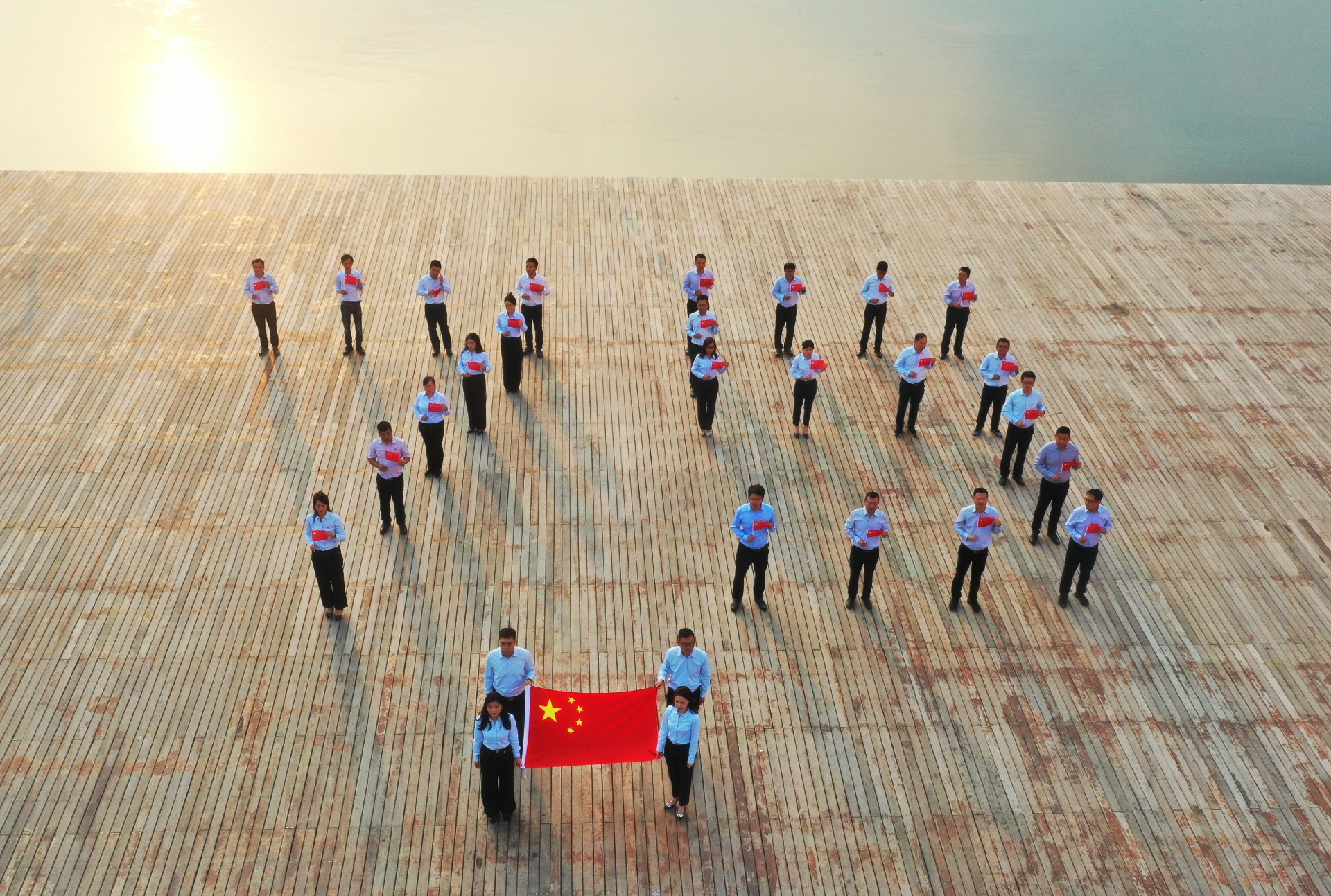 匠心致初心 迎盛世華誕 東龍市政全體黨員干部職工向中華人民共和國成立75周年獻(xiàn)禮